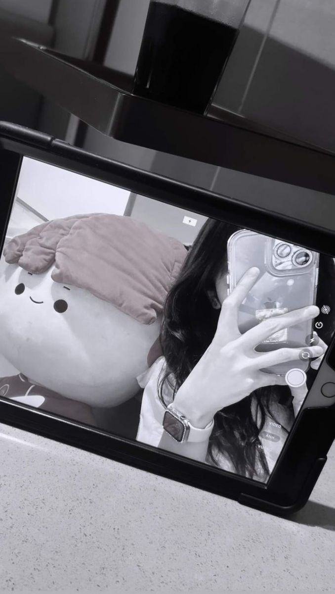 Cô gái trẻ xinh đẹp tạo dáng chụp selfie cùng gấu bông