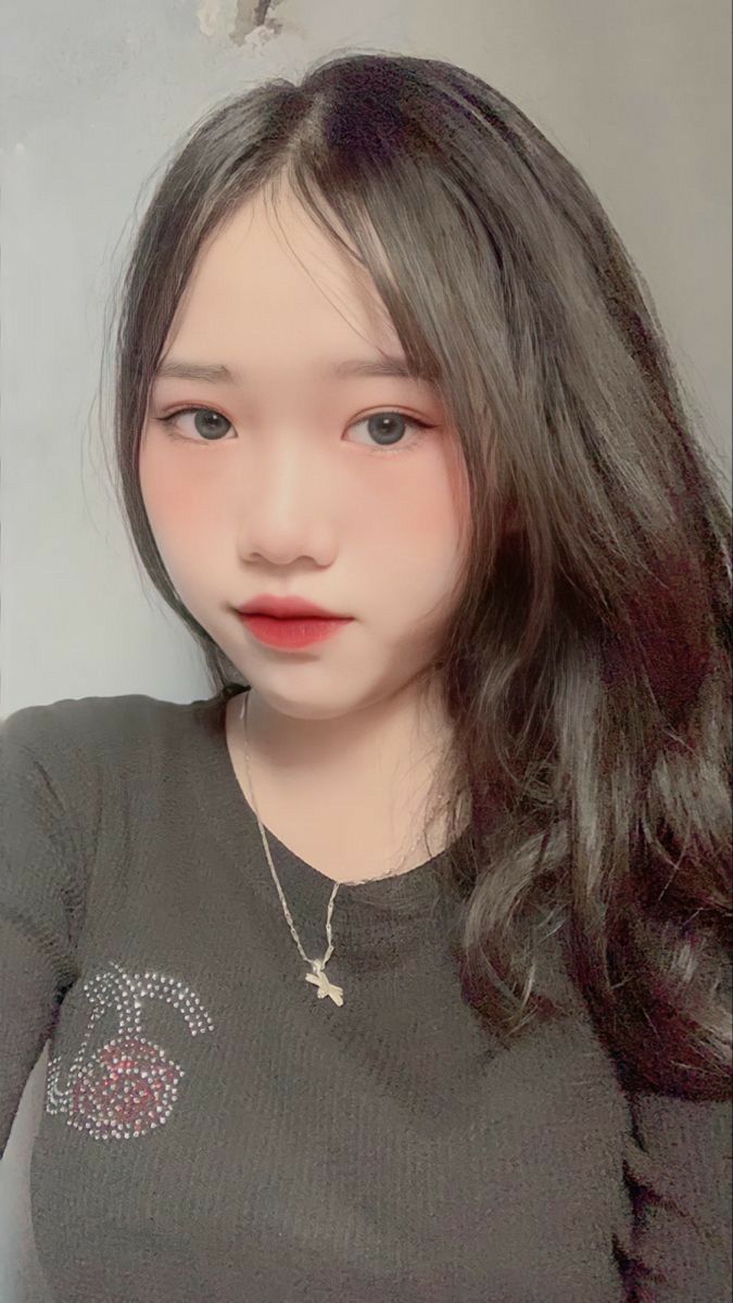 Cô gái trẻ xinh đẹp trong áo thun đen họa tiết cherry
