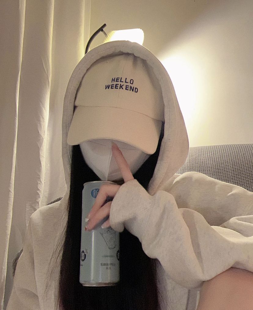 Cô gái trẻ xinh đẹp trong hoodie và mũ lưỡi trai