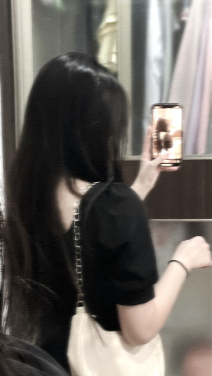 Cô gái tự tin trong áo blouse đen chụp ảnh selfie