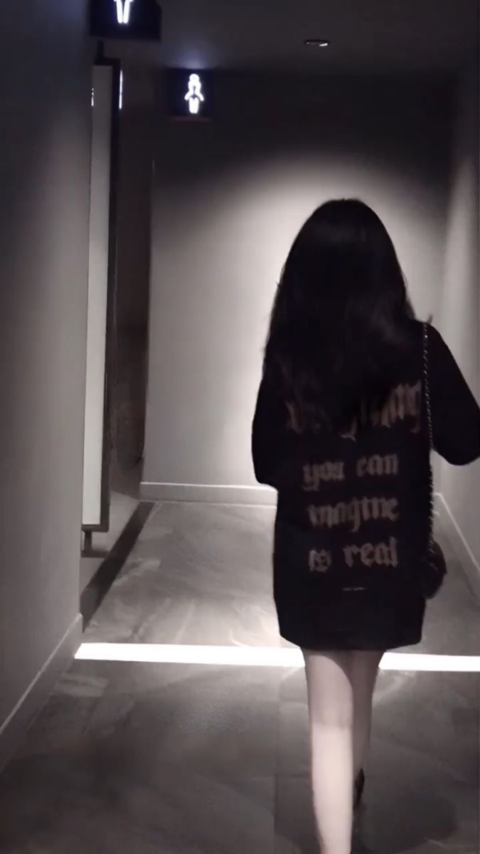 Cô gái tự tin trong áo hoodie đen giữa không gian sáng tạo