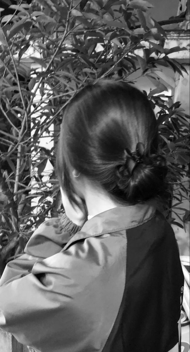 Cô gái xinh đẹp không mặc áo khoác thể thao