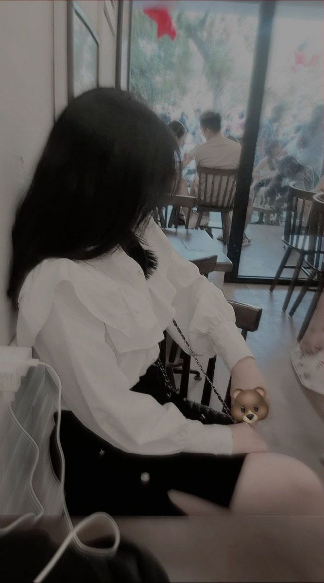Cô gái xinh đẹp mặc áo sơ mi trắng và chân váy đen