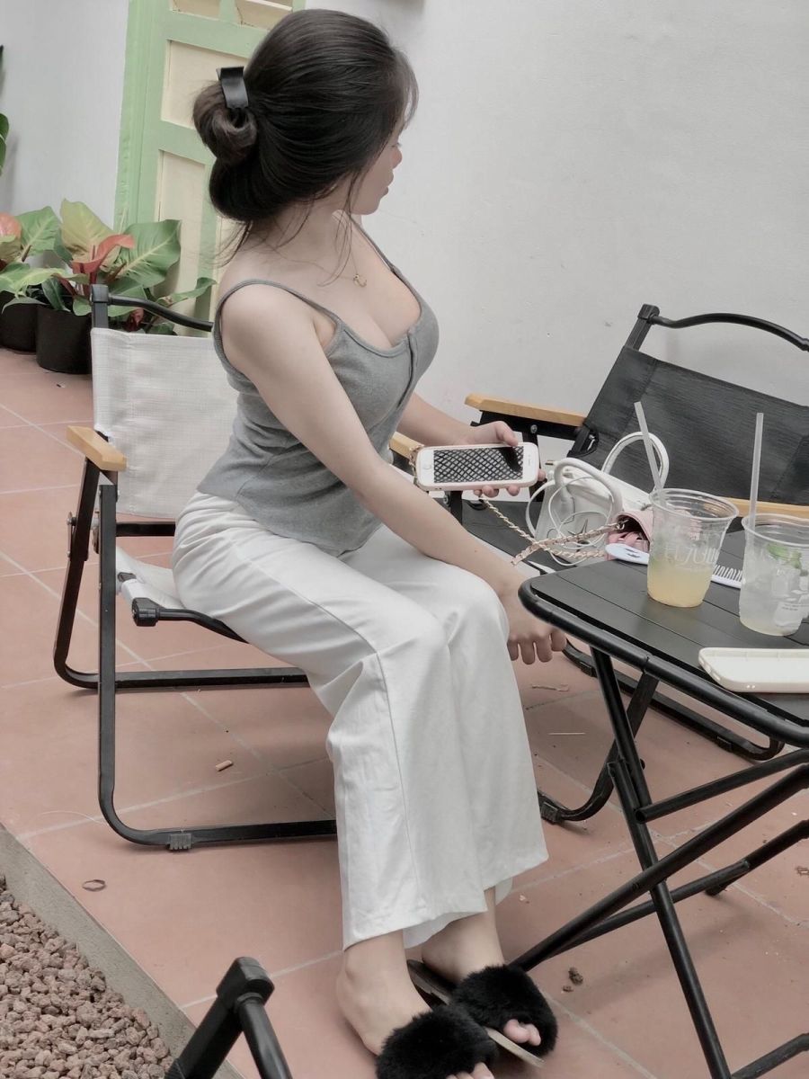 Cô gái xinh đẹp ngồi thư giãn ngoài trời