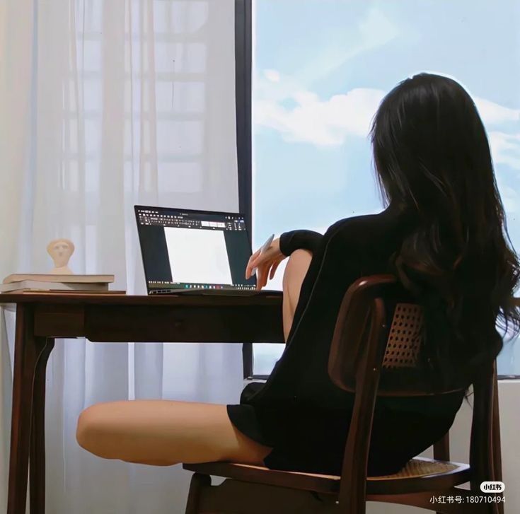 Cô gái xinh đẹp ngồi trên ghế, chân gác lên với vẻ tự nhiên