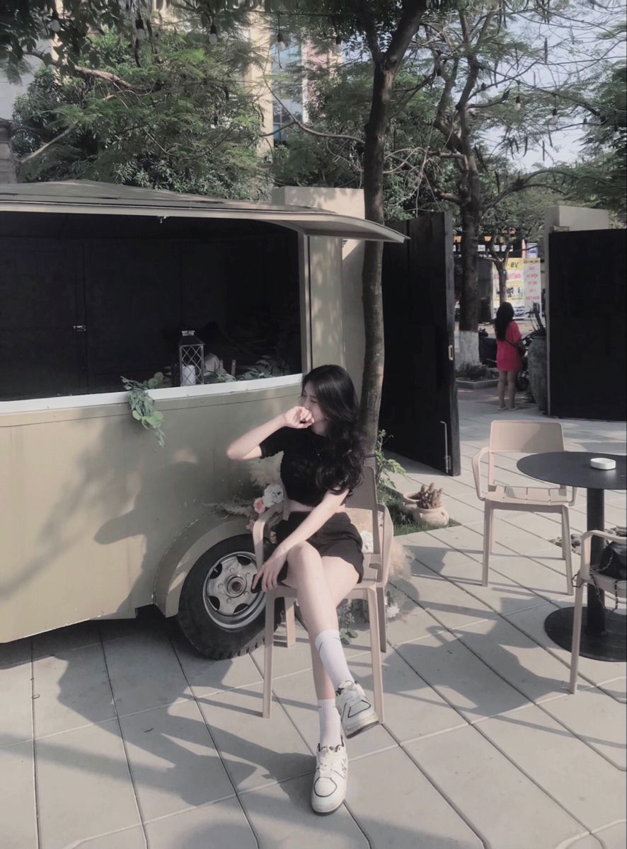 Cô gái xinh đẹp trong áo crop top và chân váy ngắn