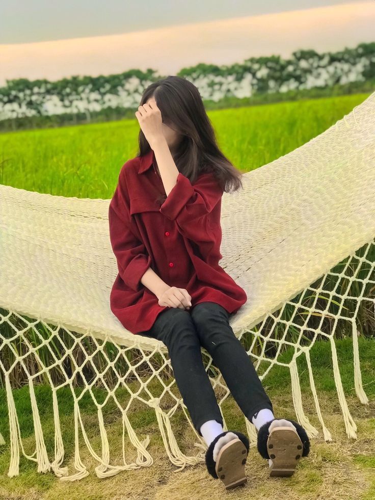 Cô gái xinh đẹp trong áo khoác giữa cánh đồng xanh