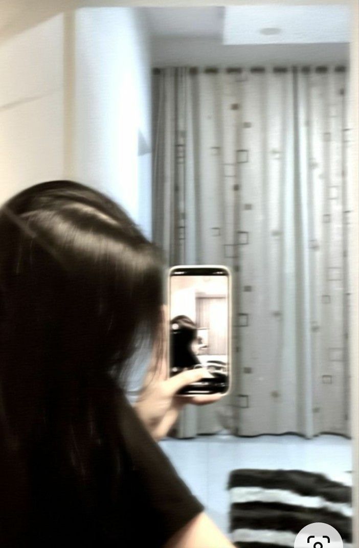 Cô gái xinh đẹp trong áo phông đen chụp selfie dễ thương