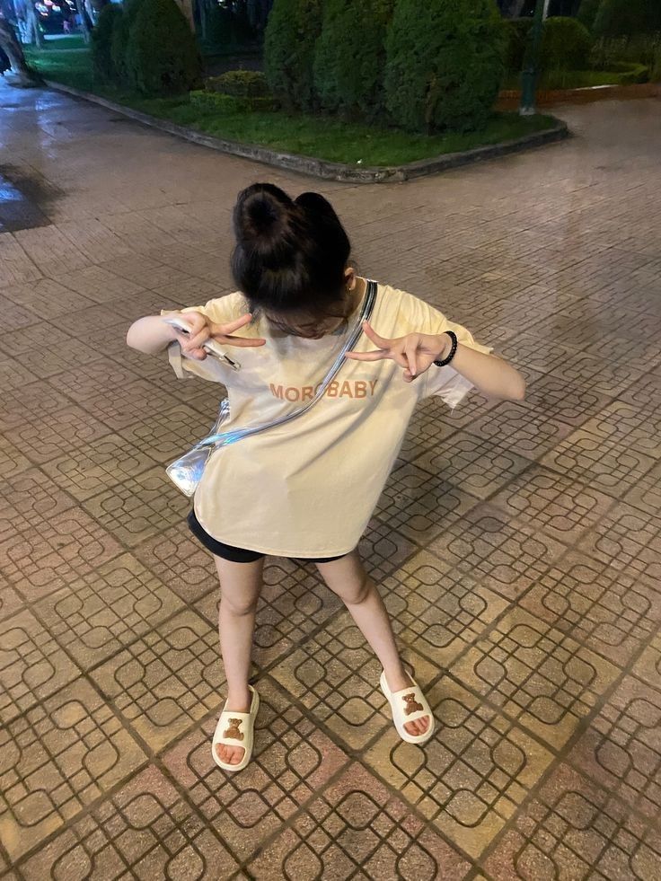 Cô gái xinh đẹp trong áo phông và quần sooc thời trang