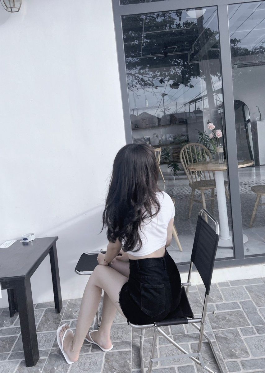 Cô gái xinh đẹp trong áo thun trắng và chân váy đen