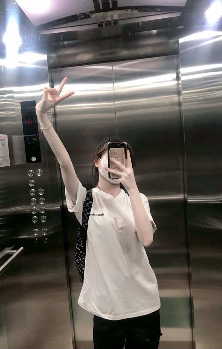 Cô gái xinh đẹp trong áo thun trắng và quần đen