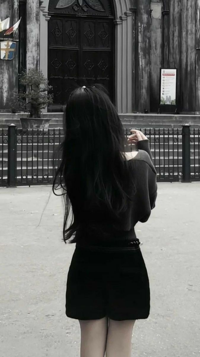 Cô gái xinh đẹp trong bộ áo len đen và quần shorts