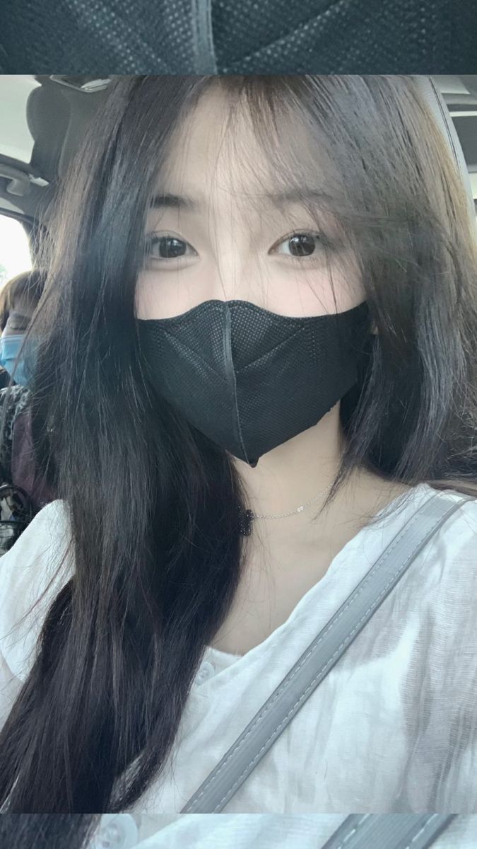 Cô gái xinh đẹp trong chiếc áo trắng ngồi trên ô tô