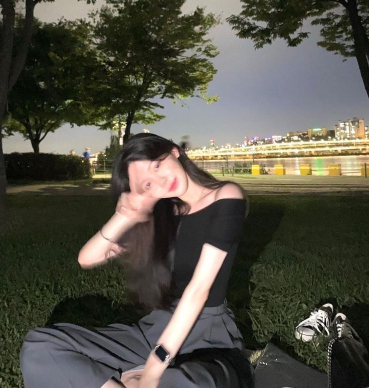Cô gái xinh đẹp trong công viên vào ban đêm