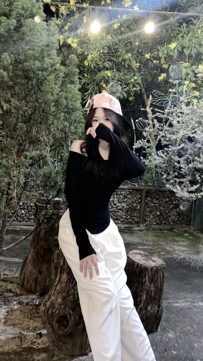 Cô gái xinh đẹp trong không gian ấm áp