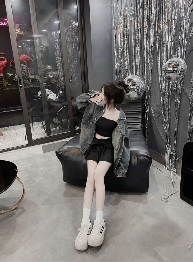 Cô gái xinh đẹp trong không gian hiện đại