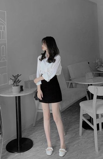 Cô gái xinh đẹp trong quán cà phê với phong cách thời trang độc đáo