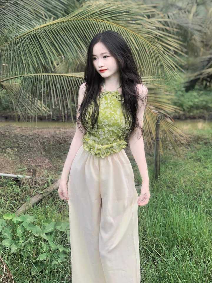 Cô gái xinh đẹp trong trang phục áo hai dây màu xanh lá cây