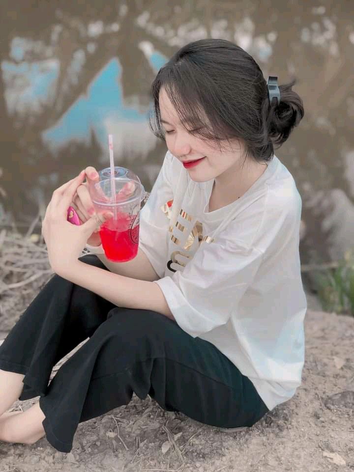 Cô gái xinh đẹp trong trang phục áo phông trắng và quần đen
