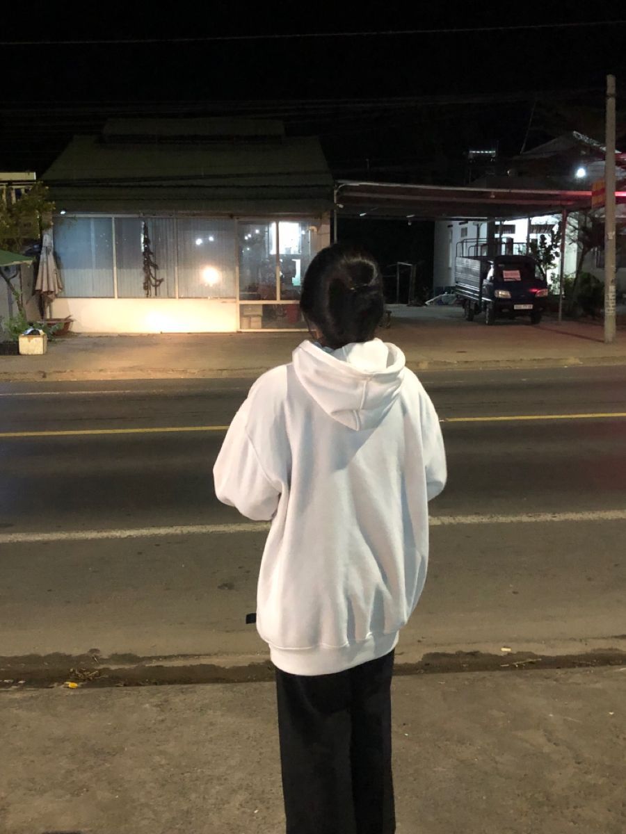 Cô gái xinh đẹp với áo hoodie trắng và quần đen