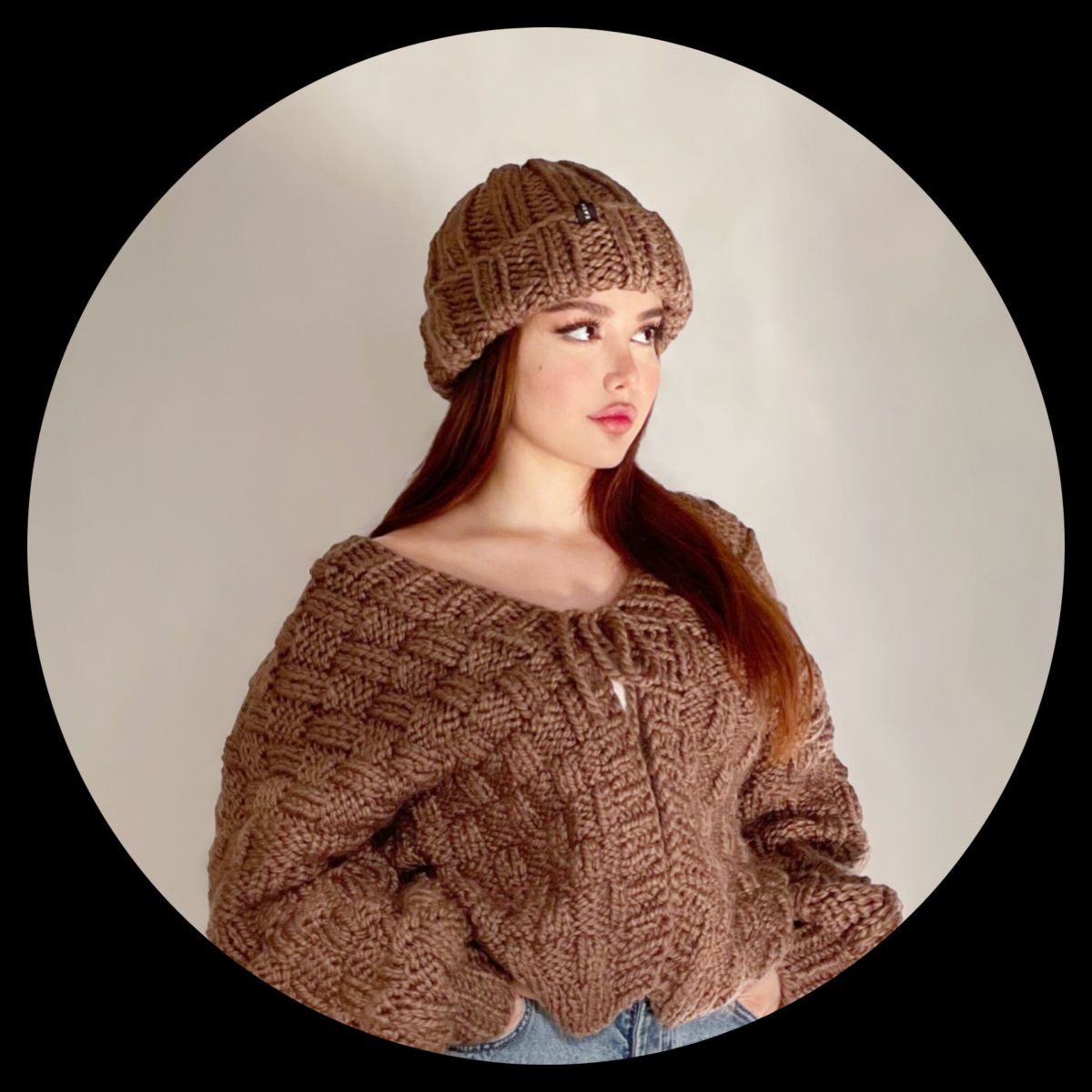 Cô gái xinh mặc áo len nâu oversized và mũ len thời thượng