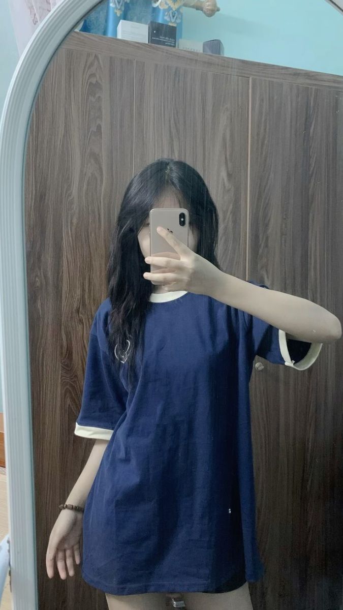 Cô gái xinh mặc áo thun màu xanh navy trong phong cách chụp ảnh