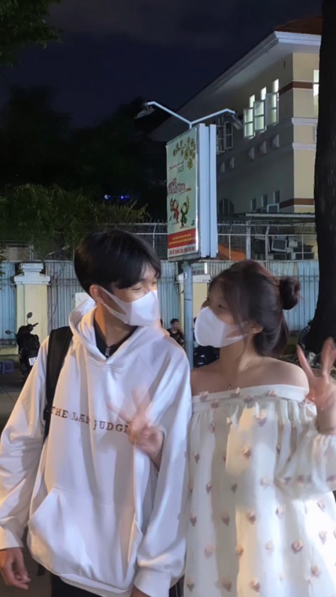Cô gái xinh xắn mặc áo hoodie trắng cùng blouse hoa