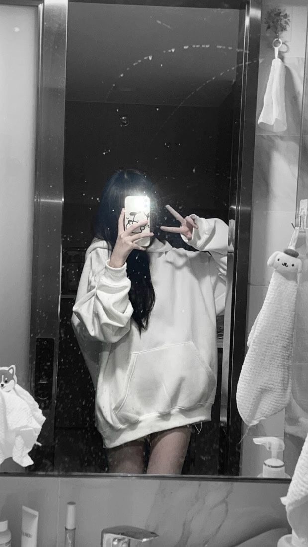 Cô gái xinh xắn trong áo hoodie trắng tạo dáng vui vẻ