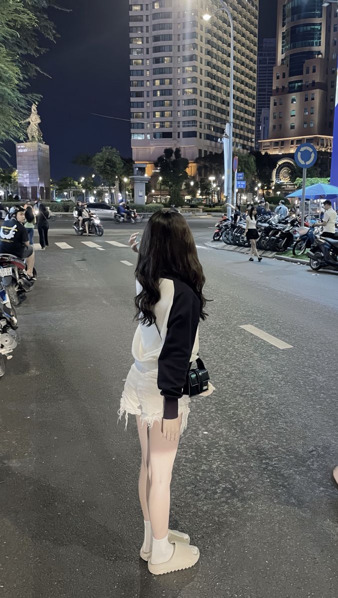 Cô gái xinh xắn trong áo hoodie và quần short jeans
