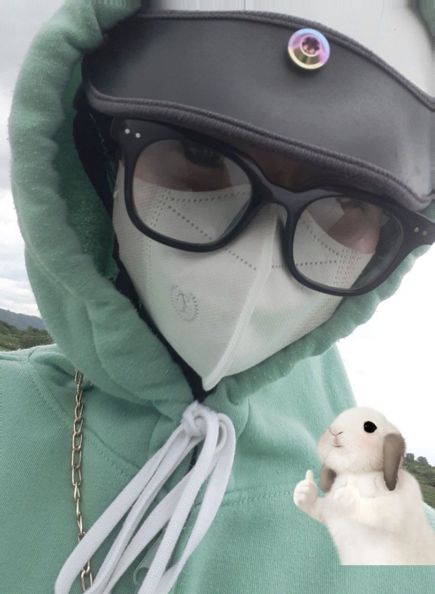 Đàn ông mặc áo hoodie xanh giữa thiên nhiên thoải mái và thư giãn