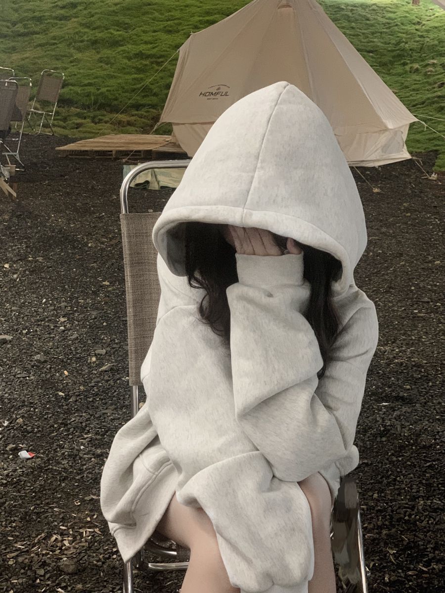 Gái Che Mặt Trong Hoodie Xám Tại Cánh Đồng