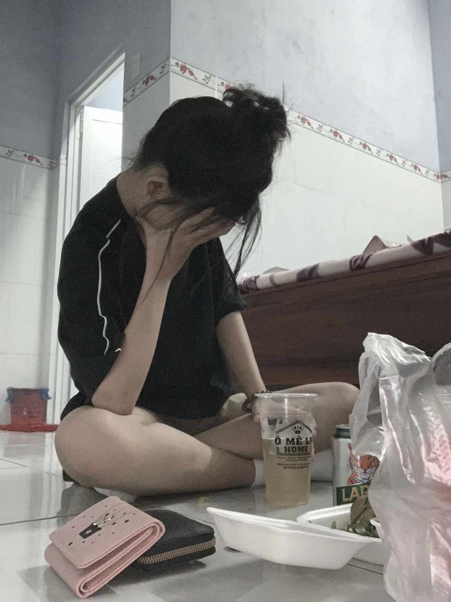 Gai Xinh Che Mat - Áo Thun Đen