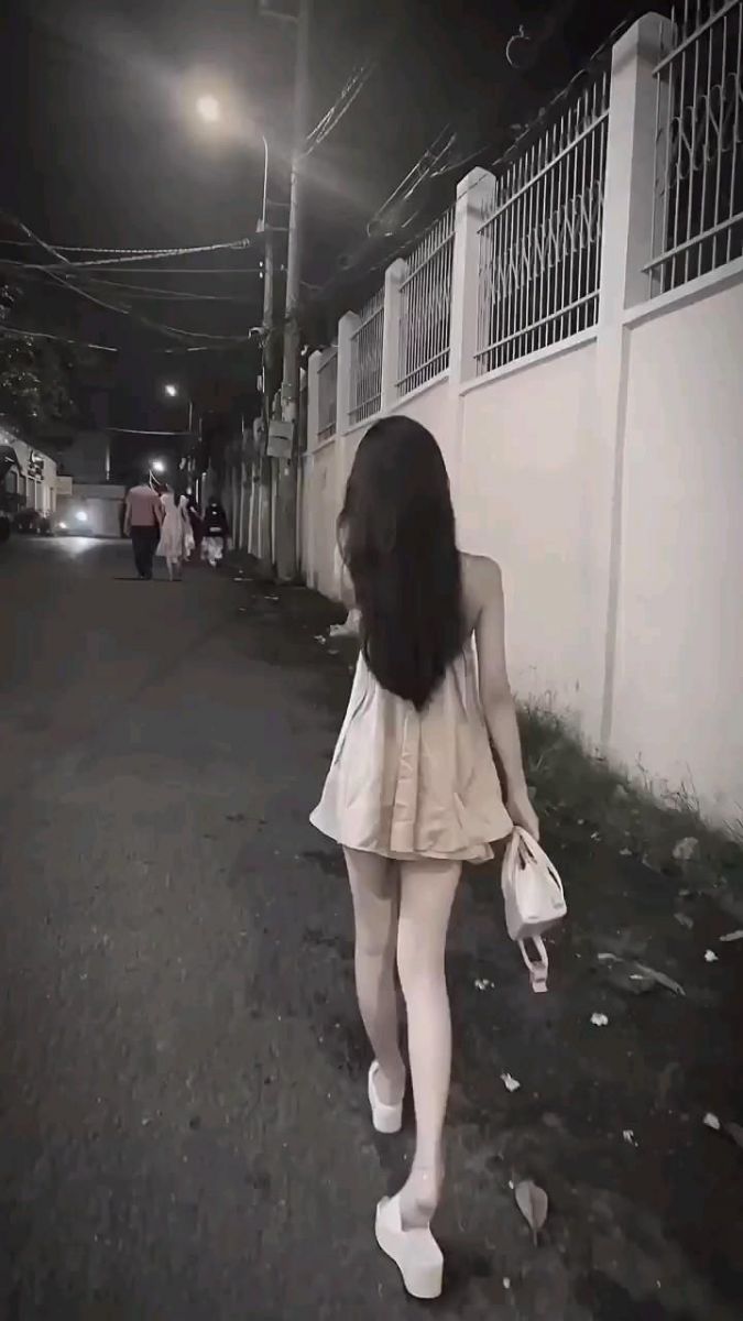 Gai Xinh Che Mat - Dạo Phố