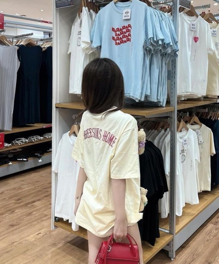 Gái Xinh Mặc Áo Phong Oversized Màu Vàng Đẹp