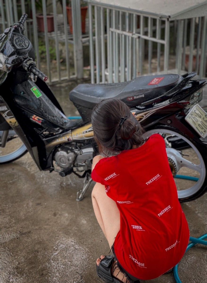 Gai Xinh Che Mat - Áo Thun Đỏ