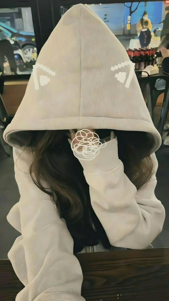 Gái che mặt trong áo hoodie trắng tại quán cafe