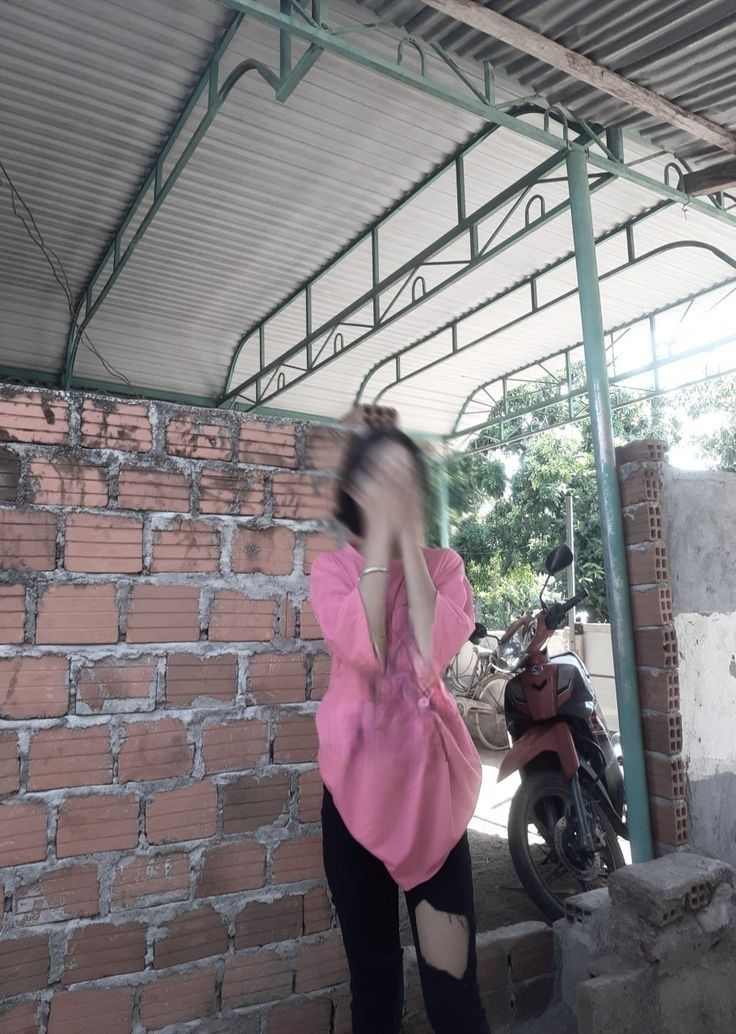 Gái che mặt với áo hồng và quần đen nổi bật