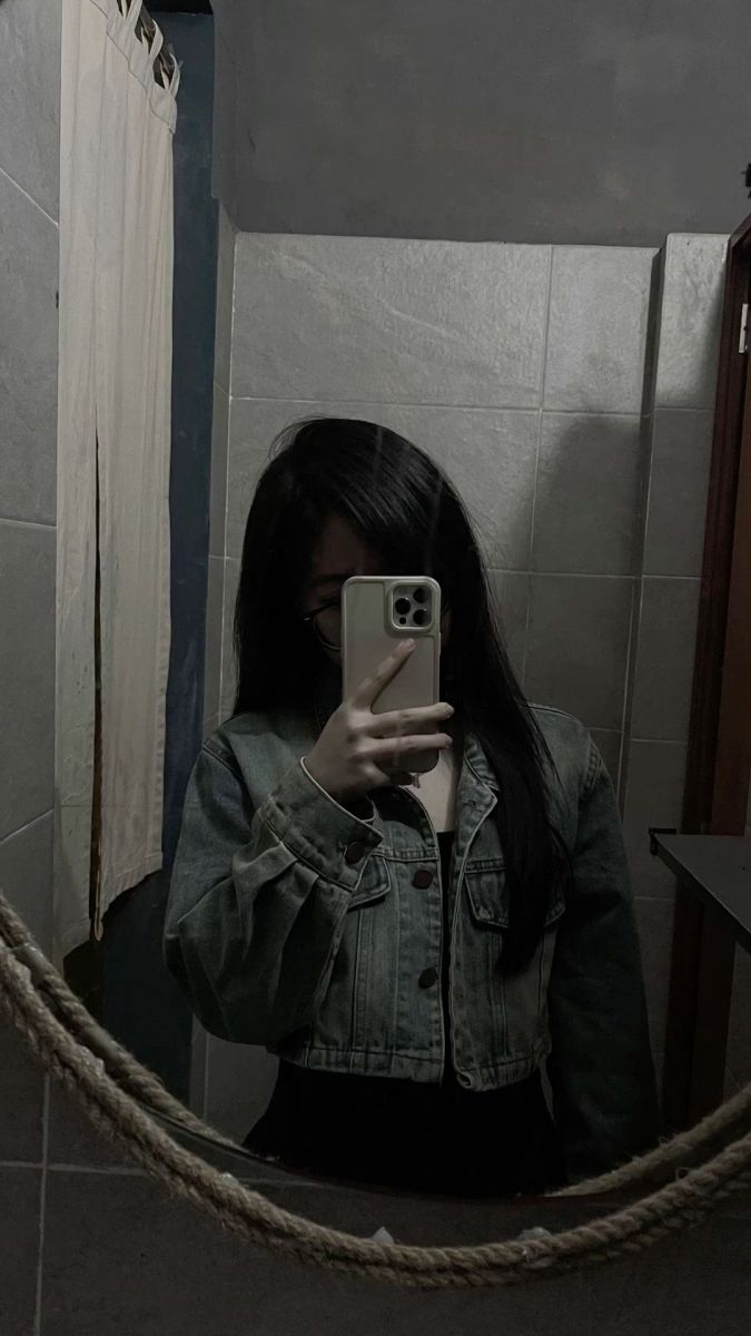 Gái đẹp mặc áo tắm chụp ảnh selfie trong phòng tắm