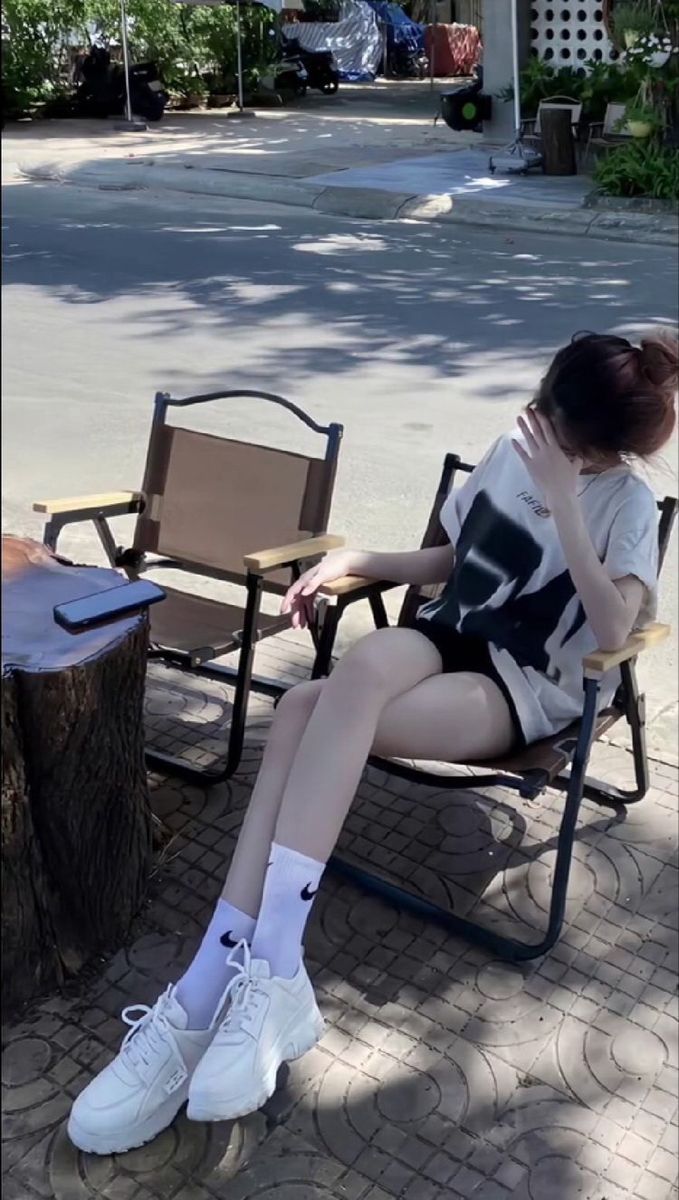 Gái đẹp mặc áo tắm thư giãn bên đường phố