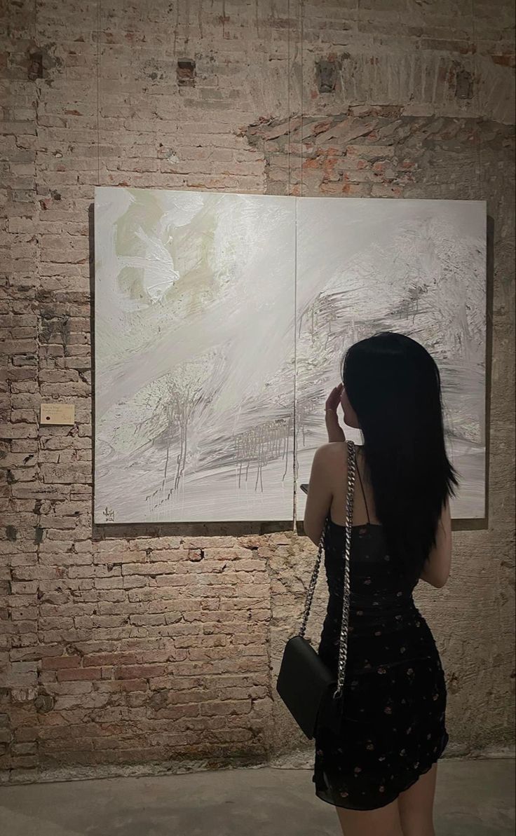 Gái đẹp mặc váy đen nổi bật trong gallery nghệ thuật