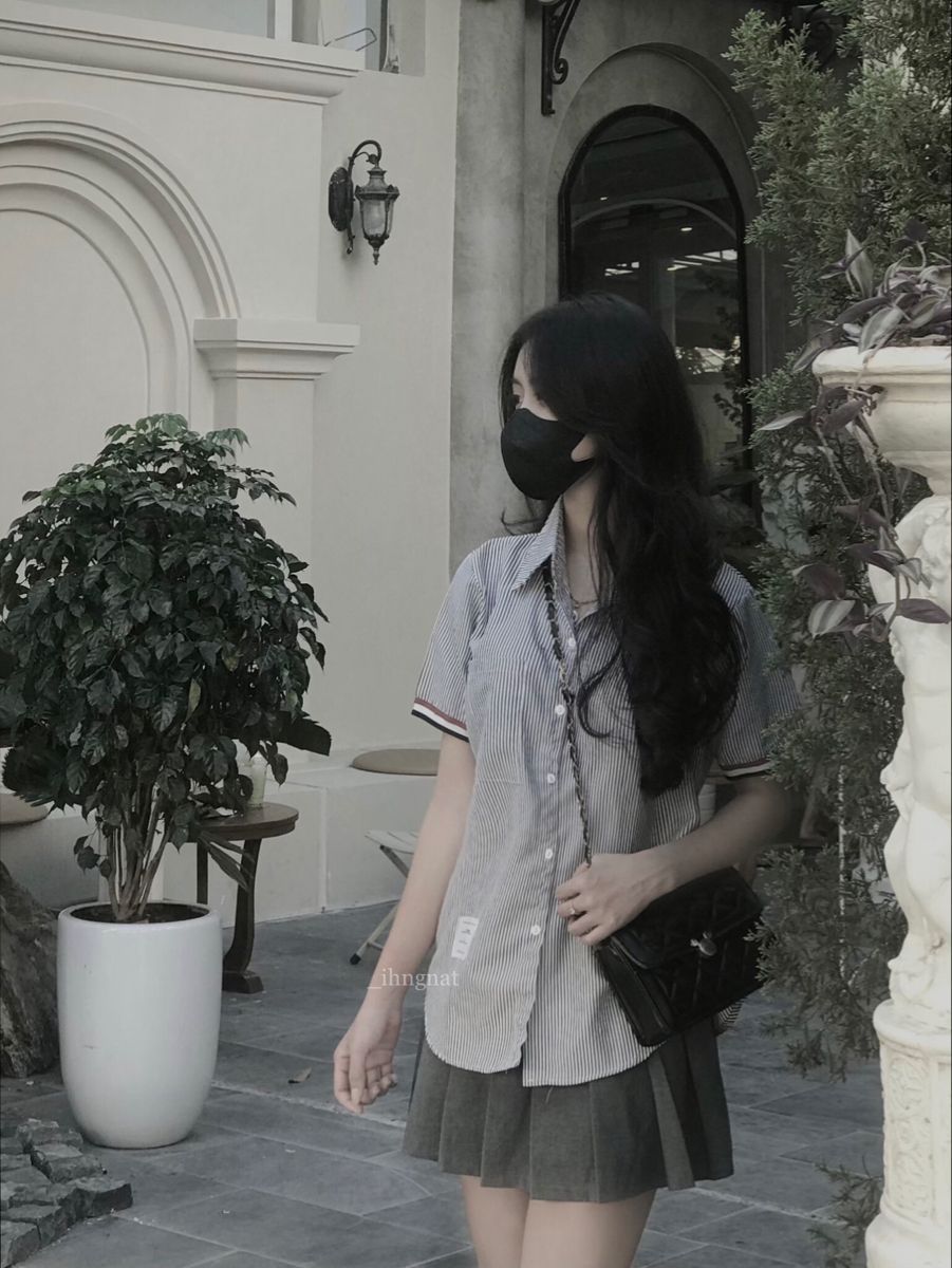 Gái đẹp mặc váy kết hợp áo sơ mi kẻ sọc trên phố