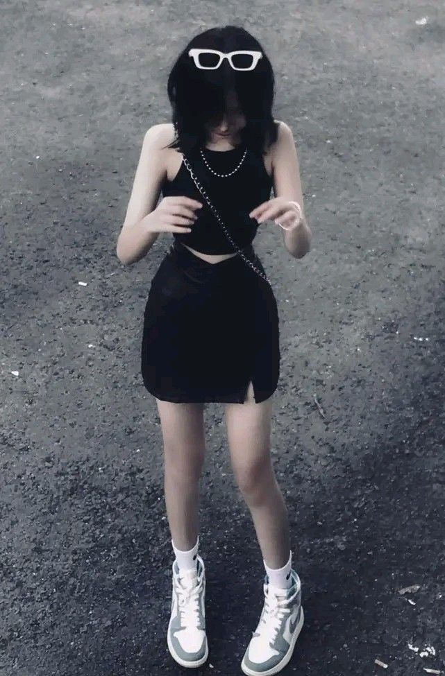 Gái đẹp mặc váy ngắn và áo crop top tại Tây Hồ