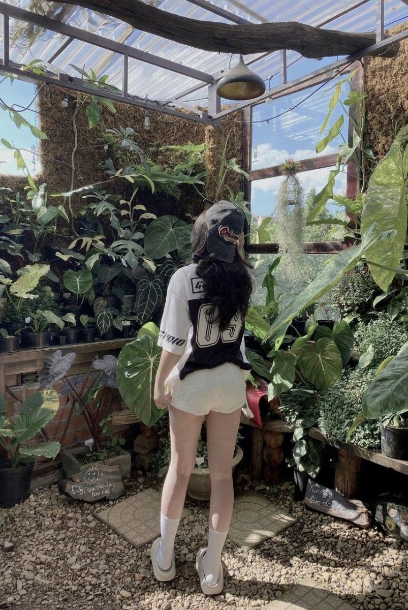 Gái đẹp trong áo phông thể thao và quần shorts trắng