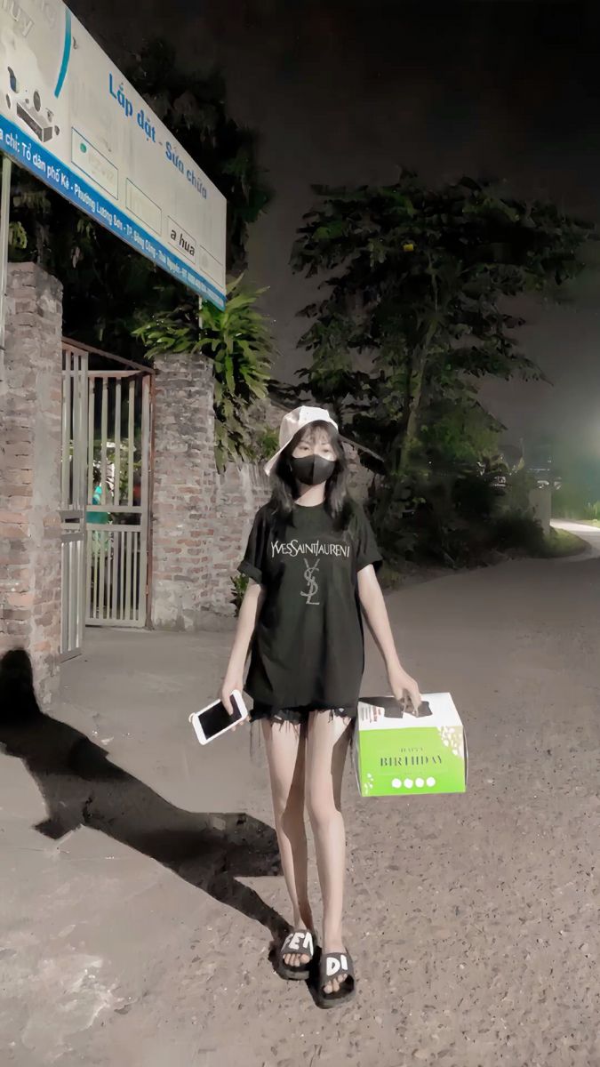 Gái đẹp với áo thun oversized và sandal dạo phố