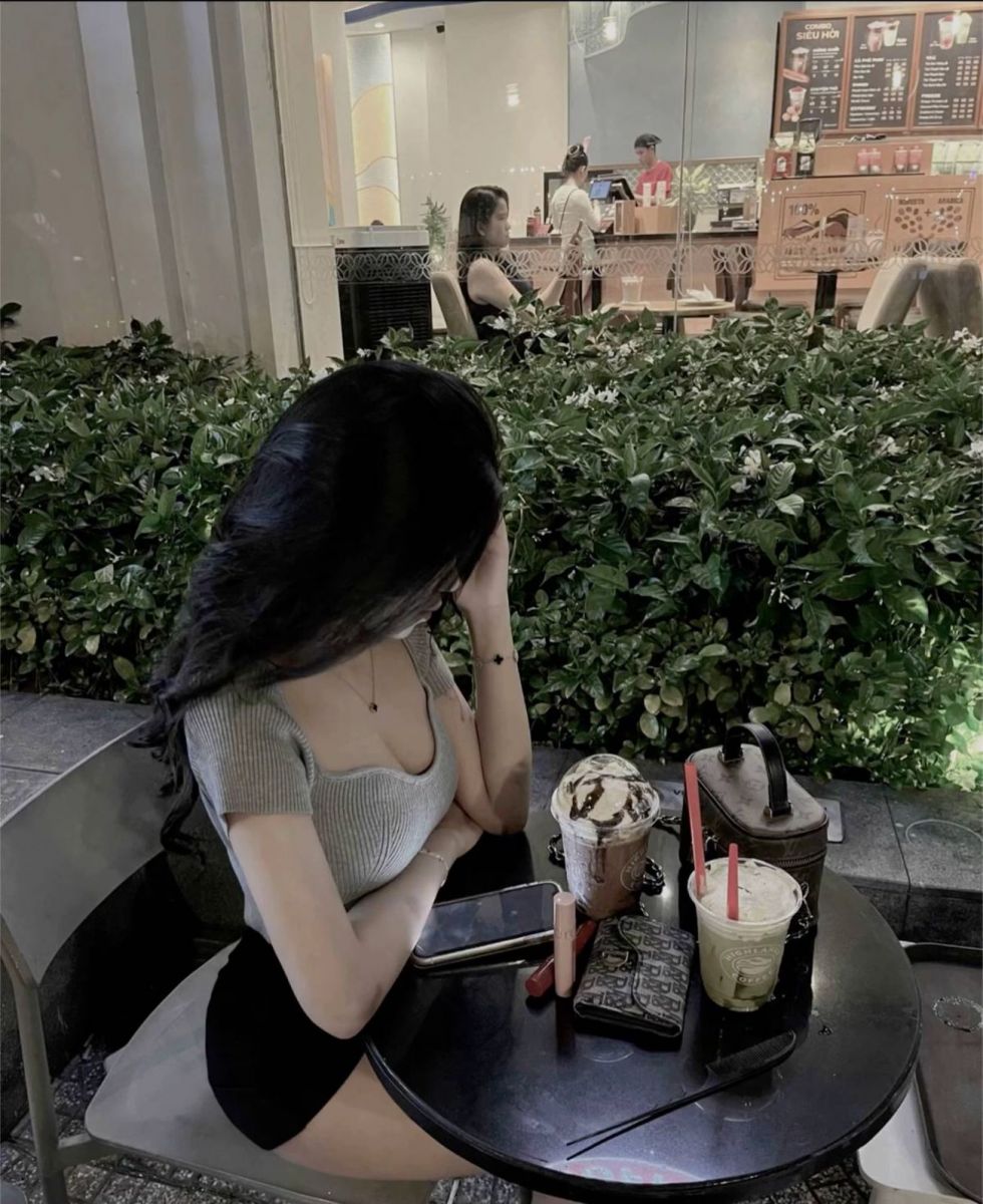 Gái mặc váy ngắn và phong cách bên bàn cà phê