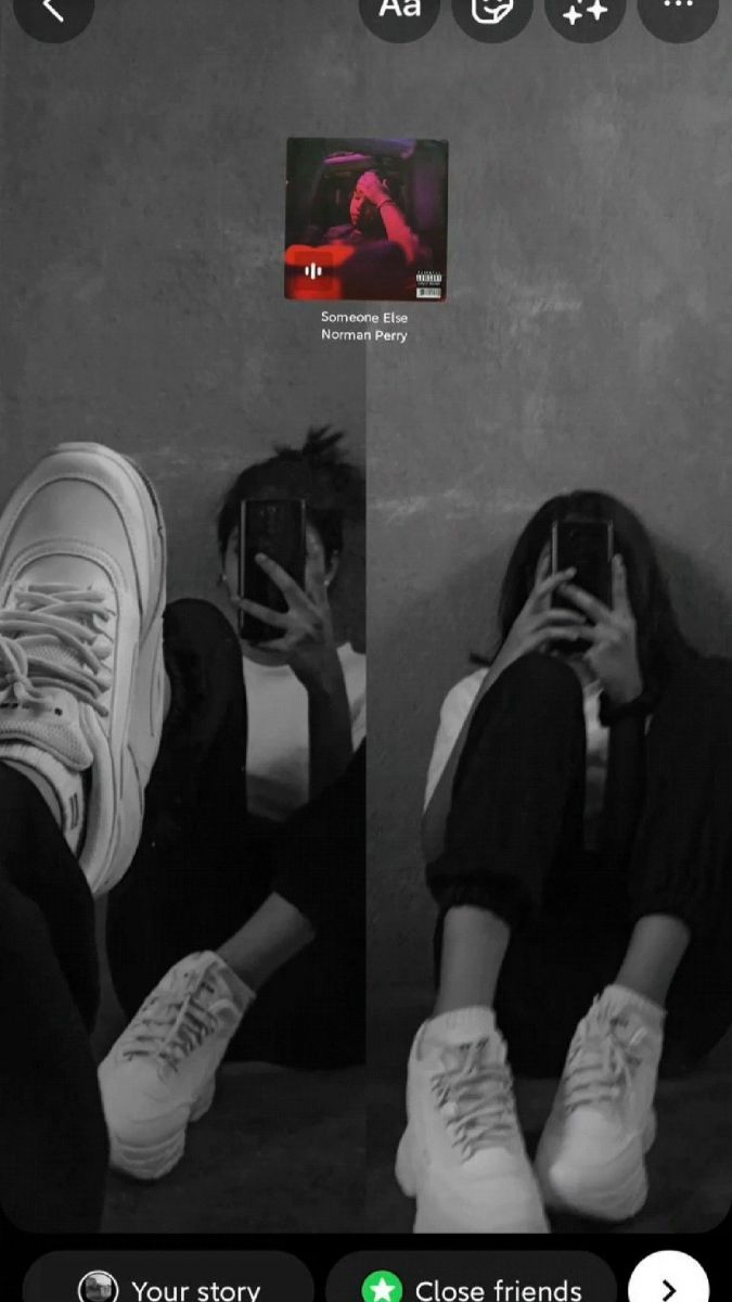 Gái trẻ chụp ảnh selfie với áo phông trắng và quần đen