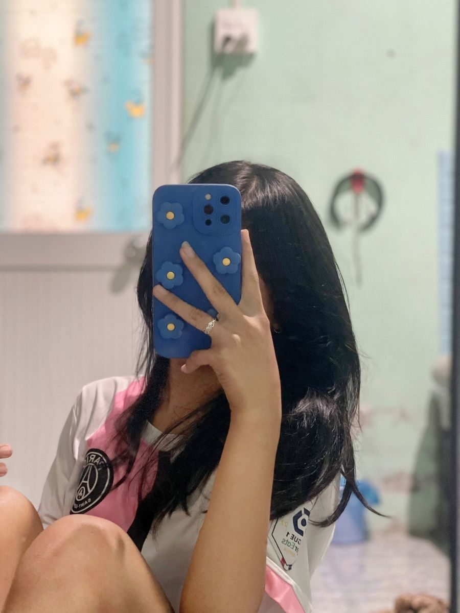 Gái trẻ mặc áo bóng đá tạo dáng selfie trong phòng ngủ