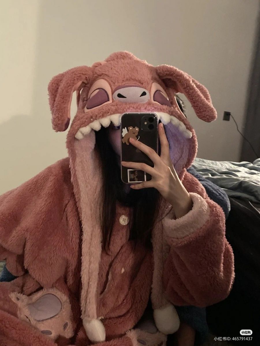 Gái trẻ mặc áo choàng hồng chụp ảnh selfie vui vẻ