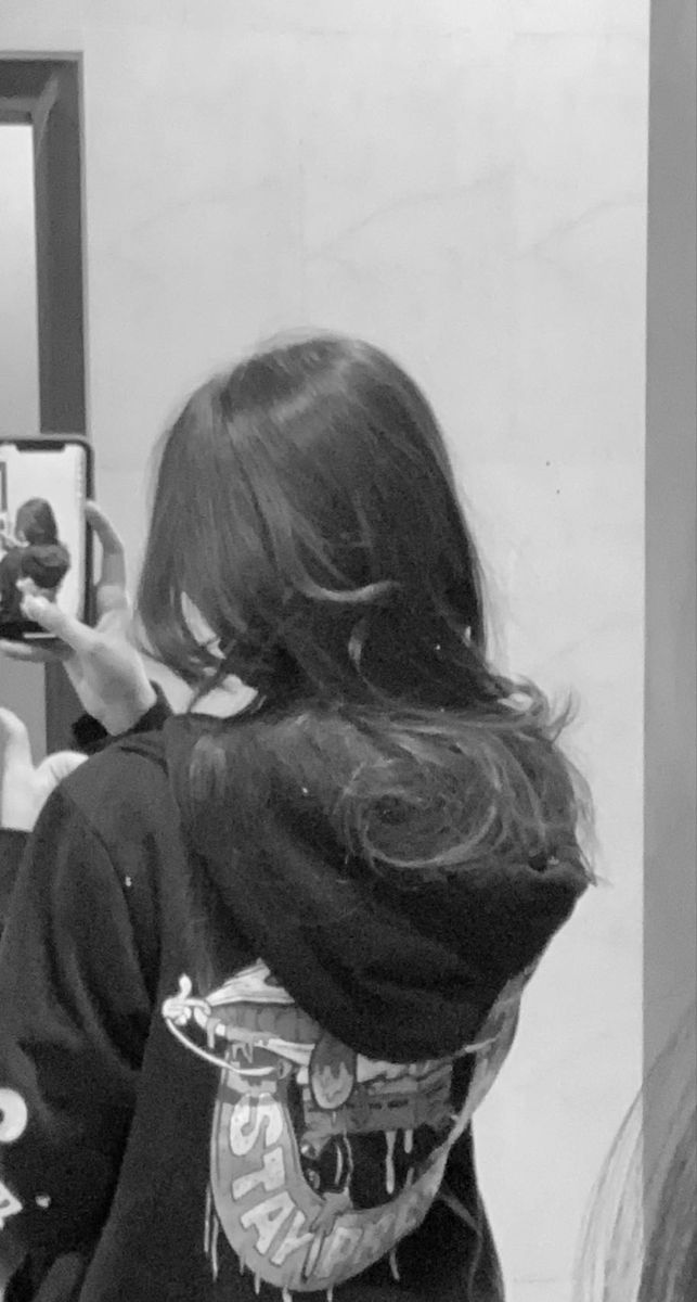 Gái trẻ mặc áo hoodie đen chụp ảnh selfie tự tin