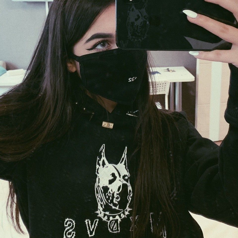 Gái trẻ mặc áo hoodie đen chụp ảnh tự sướng trong phòng